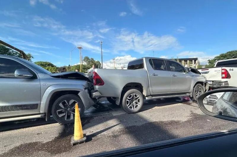 Tres camionetas protagonizaron un violento choque en cadena en el acceso sur