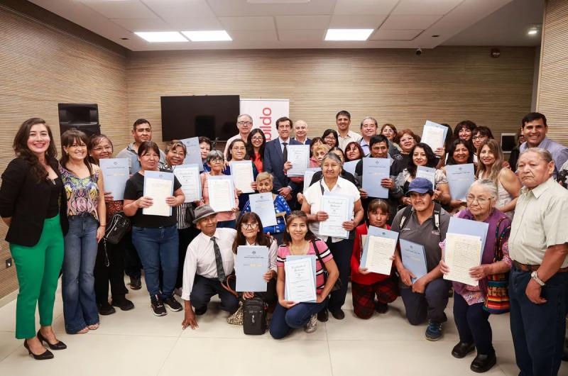 Sadir entregoacute escrituras de lotes a maacutes de 50 familias 