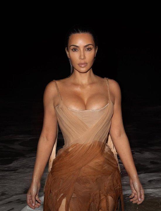 Kim Kardashian contoacute que Kanye West la acusoacute de fingir su robo millonario en Pariacutes