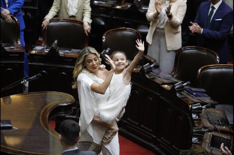 Fuerte cruce entre Carignano y Virginia Gallardo por el look de ldquonoviardquo de la ex vedette