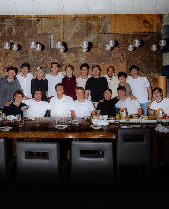 iquestLo hacen a un lado Franco Colapinto alejado del resto en la cena de fin de temporada