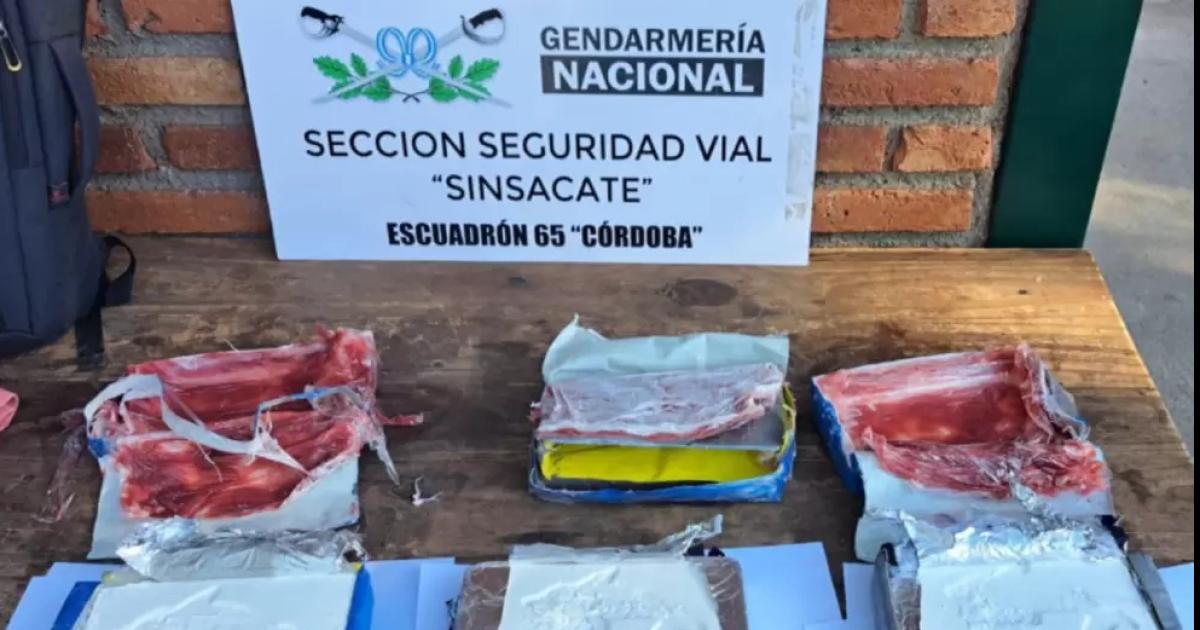 Detuvieron a dos personas con cocaiacutena en un colectivo que viajaba desde Jujuy