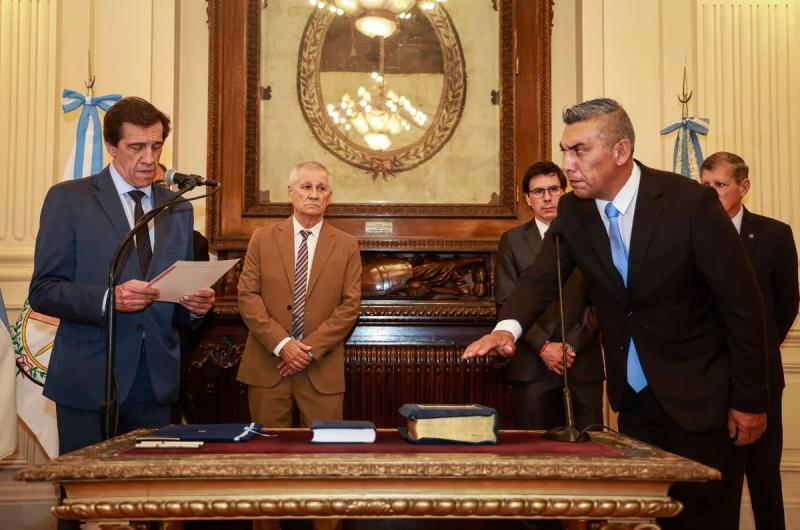 El gobernador Sadir posesionoacute al nuevo Procurador Adjunto del MPA