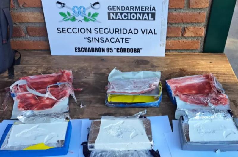 Detuvieron a dos personas con cocaiacutena en un colectivo que viajaba desde Jujuy