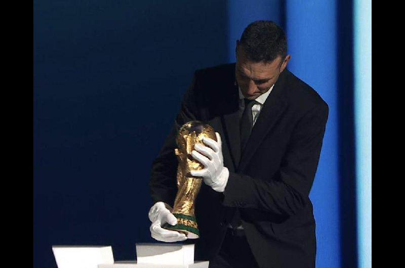 Scaloni entregoacute la Copa del Mundo en el sorteo en Estados Unidos