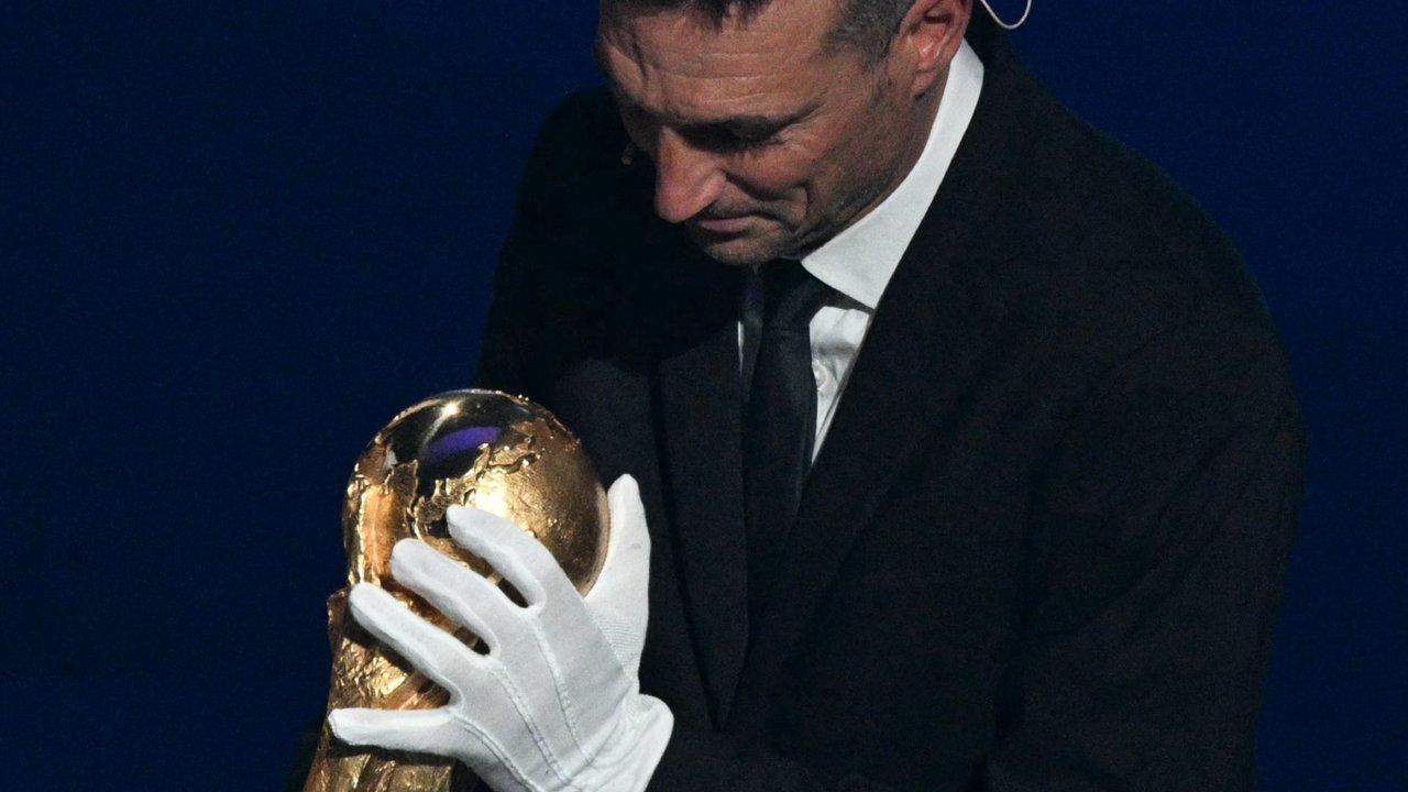 iquestPor queacute Lionel Scaloni se puso guantes blancos para llevar la Copa del Mundo