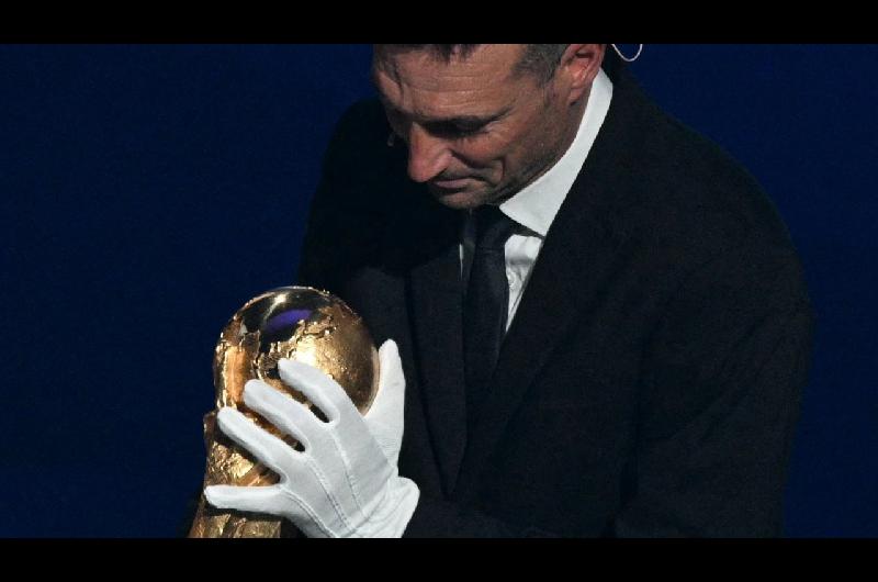 iquestPor queacute Lionel Scaloni se puso guantes blancos para llevar la Copa del Mundo