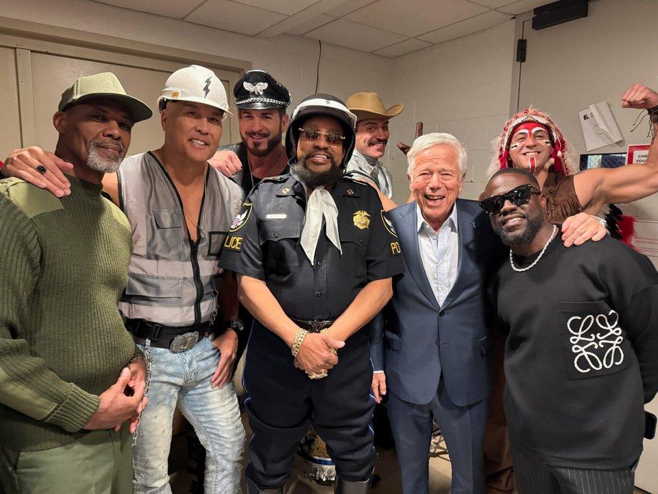 iexclHasta Trump bailoacute El increiacuteble show de The Village People en el sorteo del Mundial
