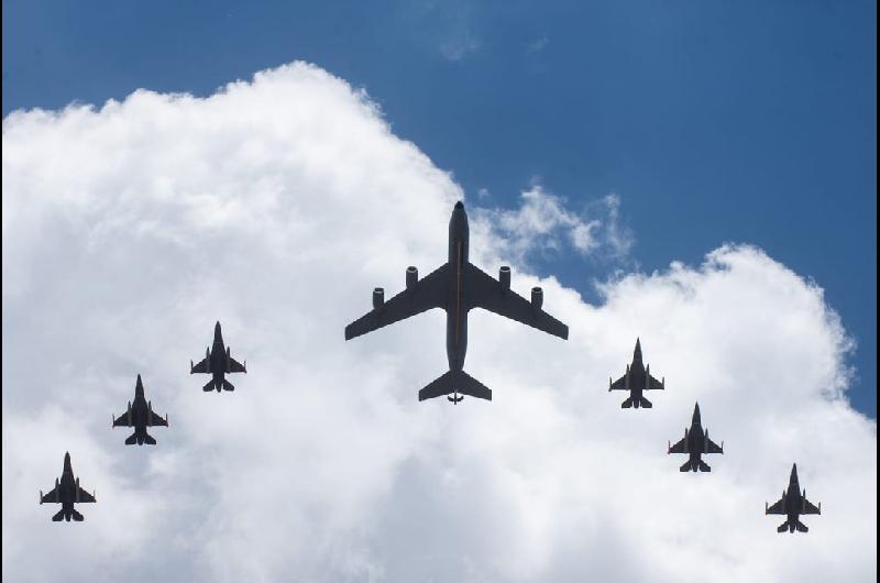 Argentina recibioacute los primeros F-16 que seraacuten enviados a Riacuteo Cuarto