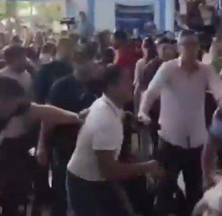 Violencia en Joseacute C Paz- la jura de concejales terminoacute con sillazos entre peronistas y libertarios