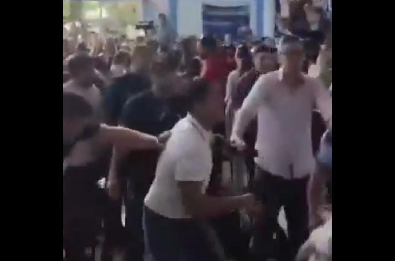 Violencia en Joseacute C Paz- la jura de concejales terminoacute con sillazos entre peronistas y libertarios