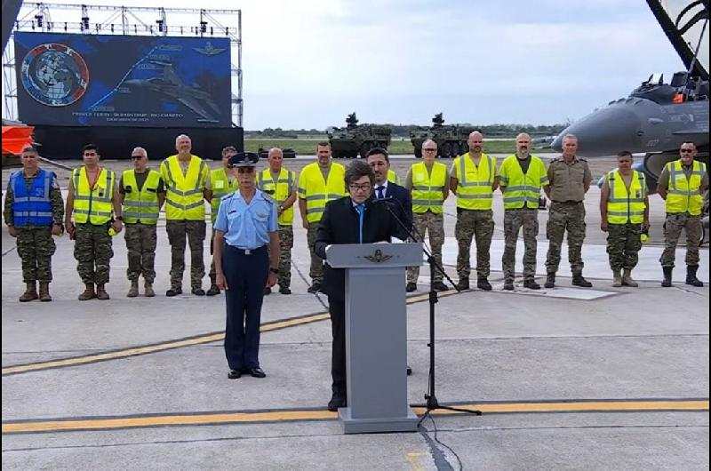 Duro cruce al kirchnerismo en Coacuterdoba- Milei presentoacute los F-16 y habloacute de soberaniacutea