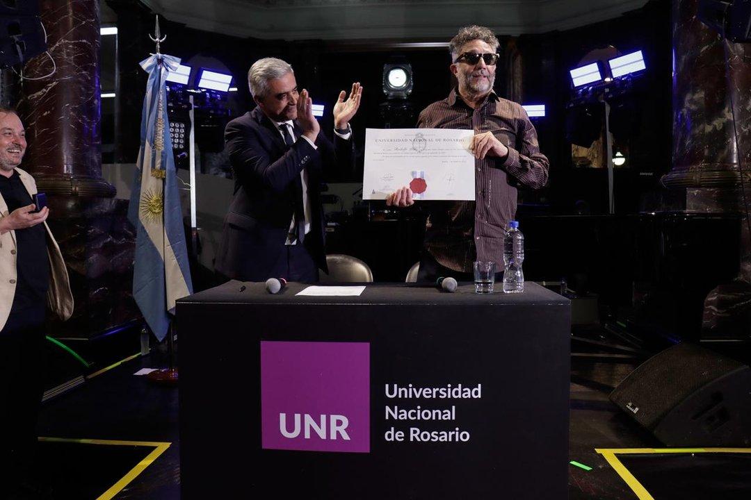 Fito Paacuteez recibioacute el Doctorado Honoris Causa y lo celebroacute con un emotivo concierto