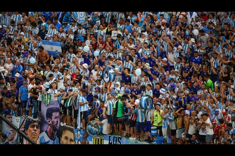 Cuaacutento cuesta acompantildear a la Argentina en el Mundial 2026