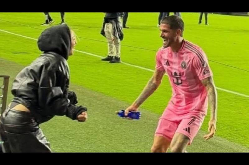 iquestldquoCalzoacuten chinordquo La verdad sobre el outfit de Tini en la consagracioacuten de De Paul