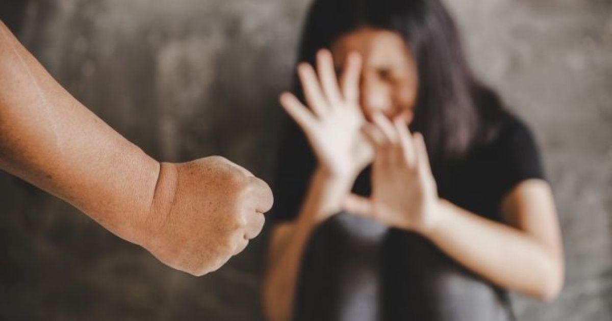 Un joven atacoacute a golpes a su pareja y la azotoacute con una soga