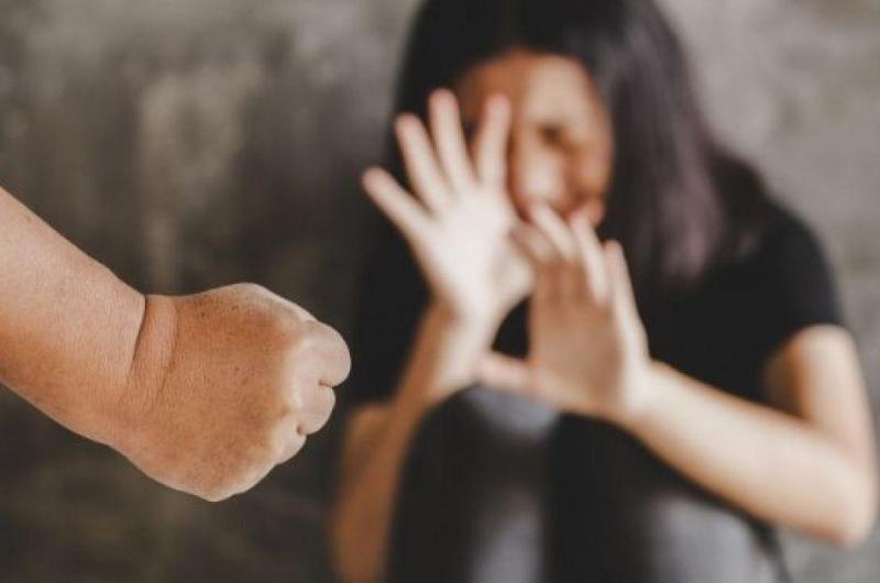 Un joven atacoacute a golpes a su pareja y la azotoacute con una soga