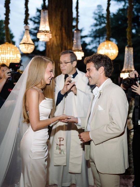 Las romaacutenticas imaacutegenes de la boda de Nicolaacutes Cabreacute y Rociacuteo Pardo