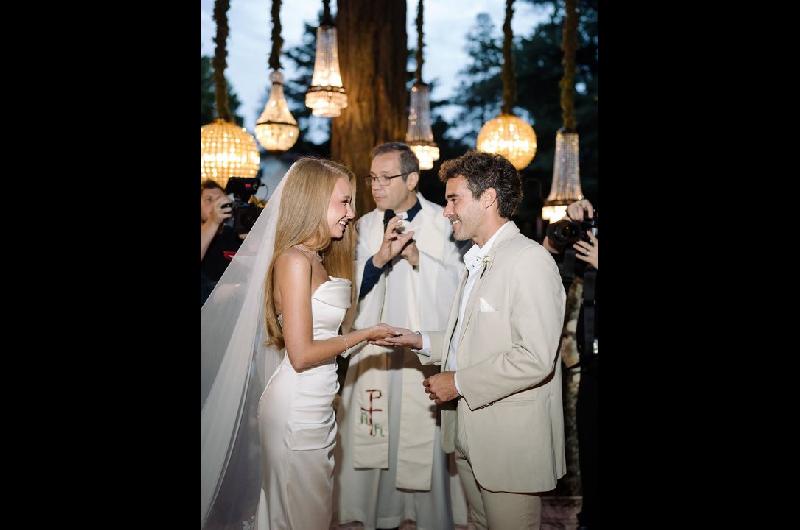 Las romaacutenticas imaacutegenes de la boda de Nicolaacutes Cabreacute y Rociacuteo Pardo