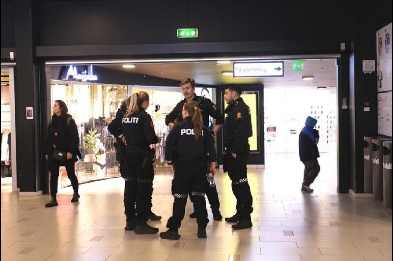 Le disparoacute al techo de un centro comercial de Oslo y eacutel mismo llamoacute a la Policiacutea