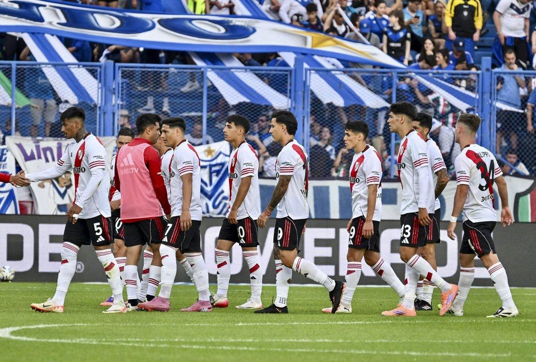 A la espera de la resolucioacuten de su futuro un jugador de River pasea por Disney