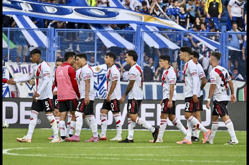 A la espera de la resolucioacuten de su futuro un jugador de River pasea por Disney