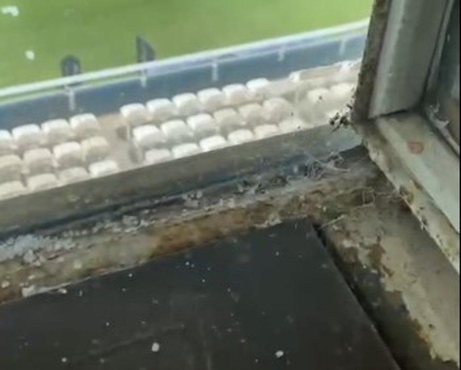 En la previa del claacutesico platense las cabinas de transmisioacuten aparecieron con sal