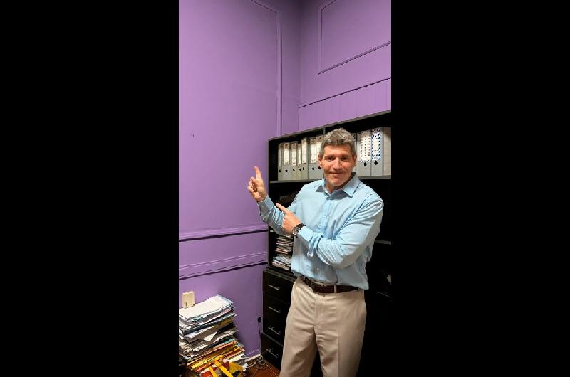 Obligado a entregarle su despacho a Mayra Mendoza diputado libertario se lo dejoacute pintado de violeta