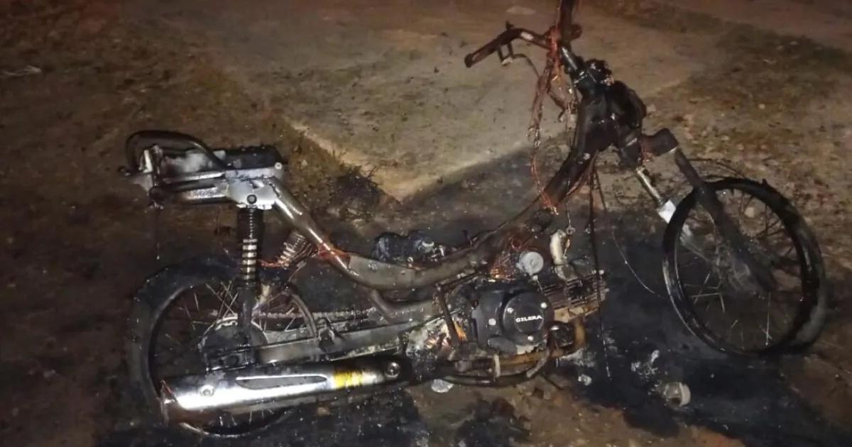 Dos personas entraron a una casa e incendiaron una motocicleta