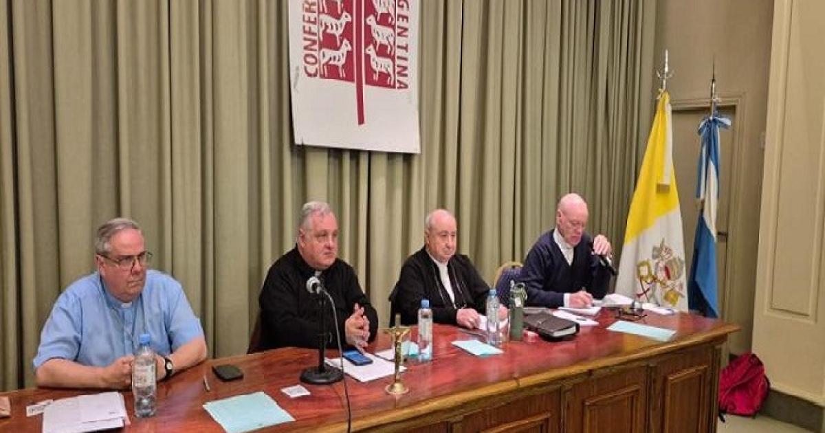 El Obispo Fernaacutendez asiste a la reunioacuten de la Conferencia Episcopal Argentina  