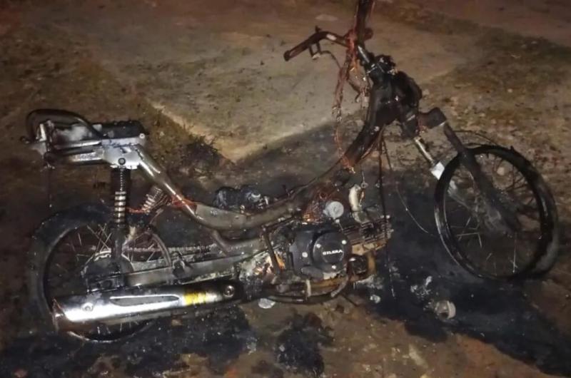 Dos personas entraron a una casa e incendiaron una motocicleta