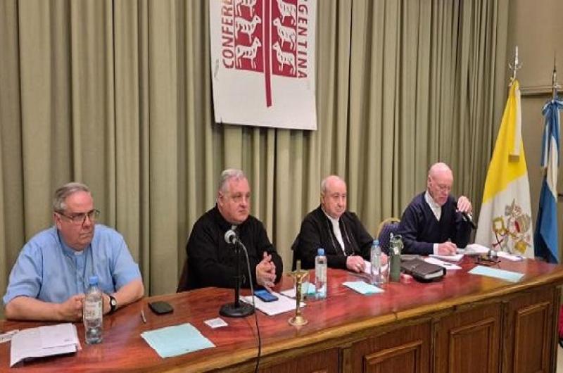 El Obispo Fernaacutendez asiste a la reunioacuten de la Conferencia Episcopal Argentina  