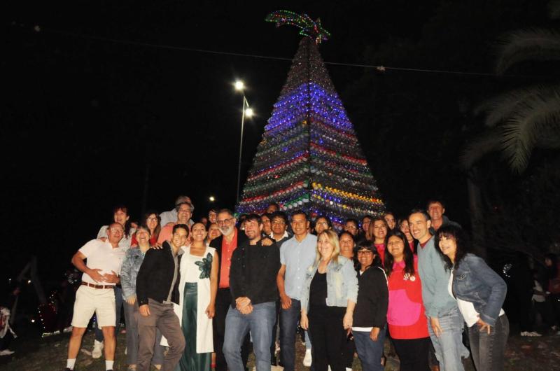 Rauacutel Jorge encendioacute el Arbolito Sustentable 