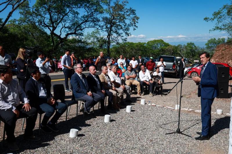 Carlos Sadir inauguroacute la pavimentacioacuten de Ruta 56