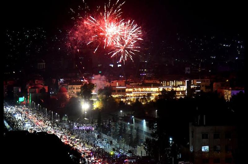 Siria celebroacute el primer aniversario de su transicioacuten poliacutetica con desfile militar fuegos artificiales y llamado a la unidad