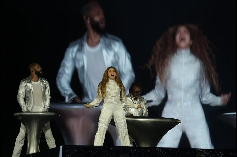 Shakira homenajeoacute a Gustavo Cerati en su primer show en Veacutelez