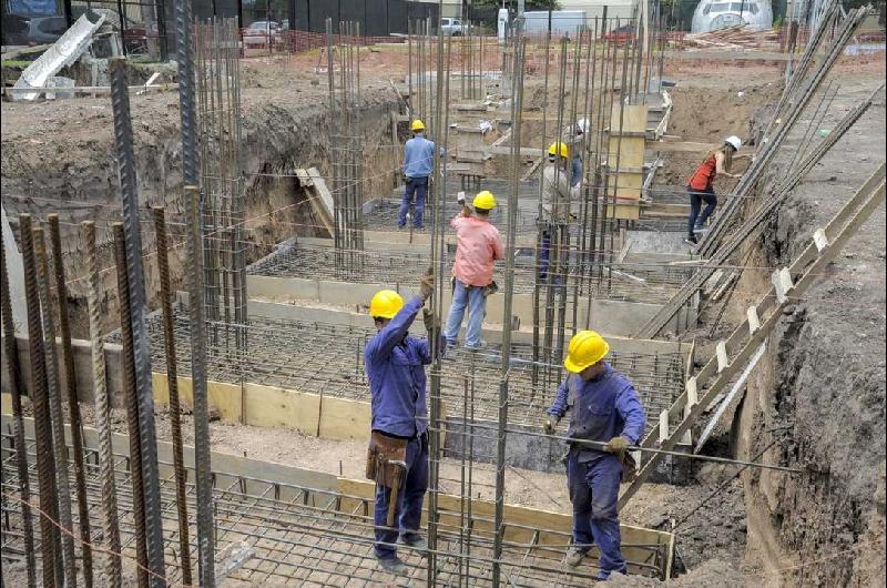 Mientras la construccioacuten continuacutea en alza el sector de la industria sigue sin repuntar