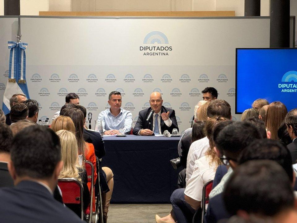 El bloque libertario recibioacute a Sturzenegger en Diputados y tomaron apunte sobre las reformas del Consejo de Mayo