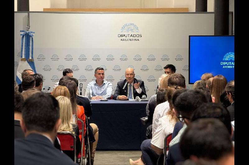 El bloque libertario recibioacute a Sturzenegger en Diputados y tomaron apunte sobre las reformas del Consejo de Mayo