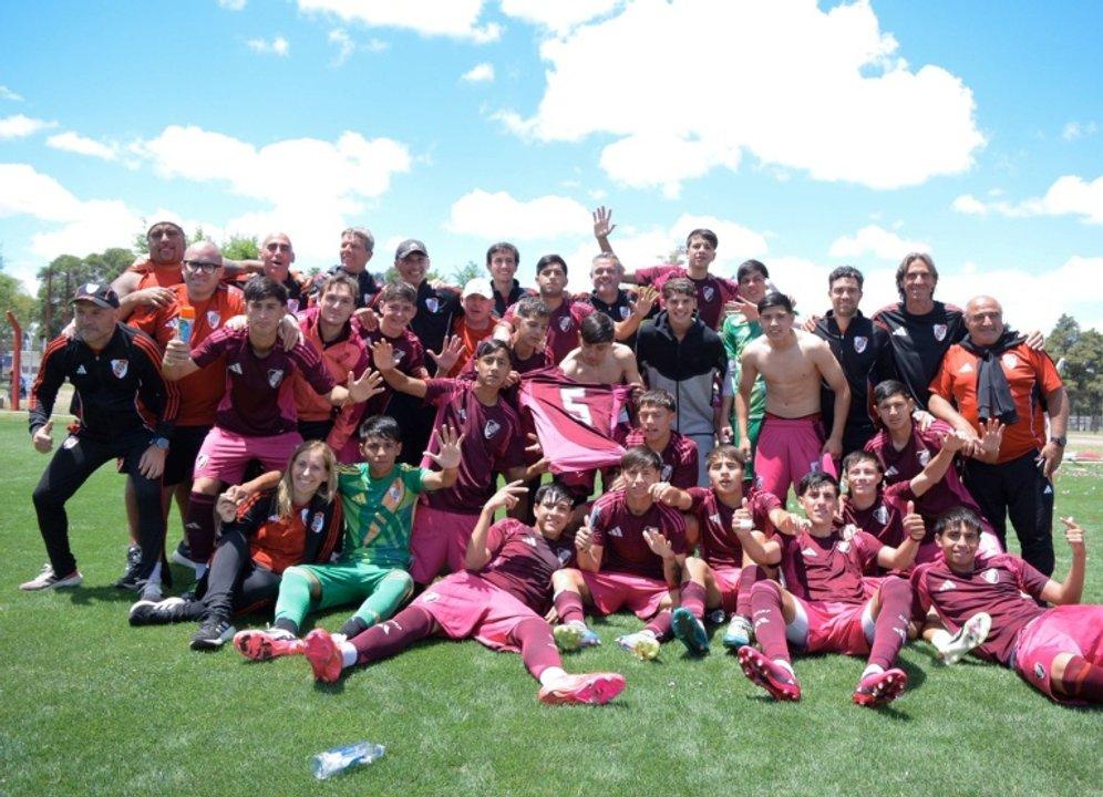 A River se le escapo sobre el final y empatoacute por 2-2 con el Barcelona por la Messi Cup