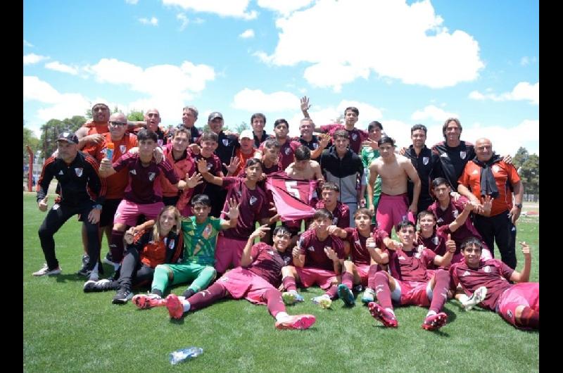 A River se le escapo sobre el final y empatoacute por 2-2 con el Barcelona por la Messi Cup