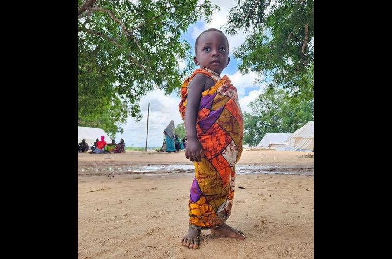 Amina la nintildeita que huyoacute de los saqueos a su pueblo en Mozambique y moviliza la solidaridad internacional  