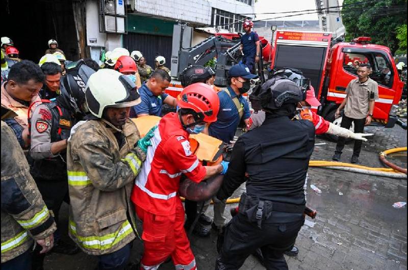 Tragedia en Yakarta- incendio en edificio de oficinas deja al menos 18 muertos