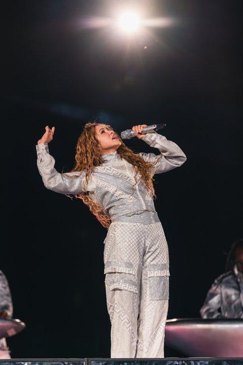 Shakira deslumbroacute con sus brillos- los looks que encendieron Veacutelez