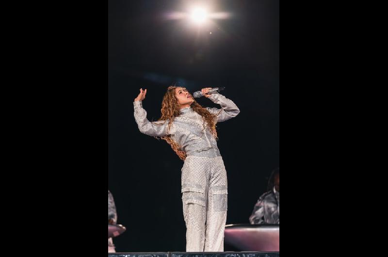 Shakira deslumbroacute con sus brillos- los looks que encendieron Veacutelez