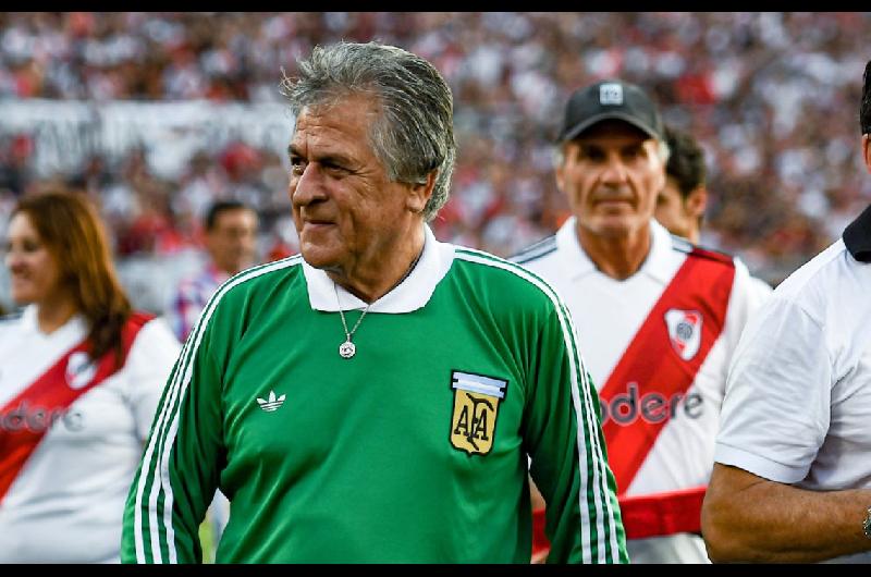 Fillol dio la leccioacuten fuera de la cancha- regresoacute al secundario a los 75 antildeos