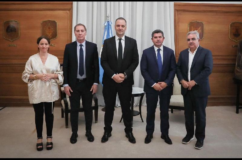 En medio de las negociaciones en el Congreso Adorni y Santilli se reunieron con dos gobernadores 