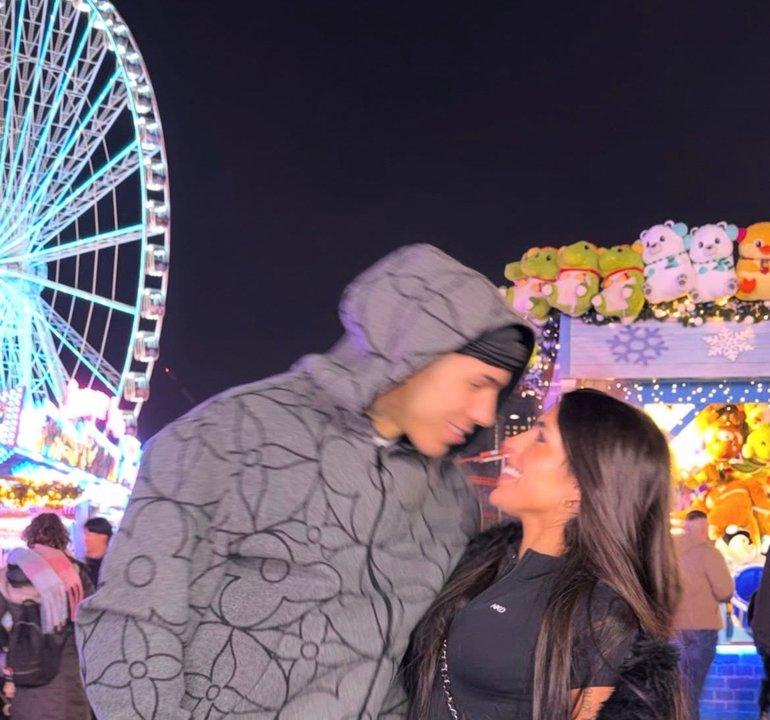 Asiacute esperan la Navidad Valentina Cervantes y Enzo Fernaacutendez en Londres