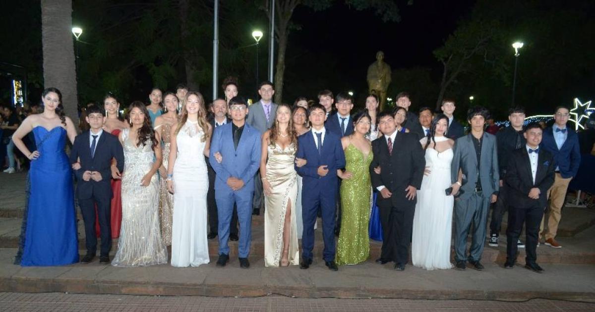 Maacutes de mil estudiantes vivieron una noche inolvidable con la Cena Blanca