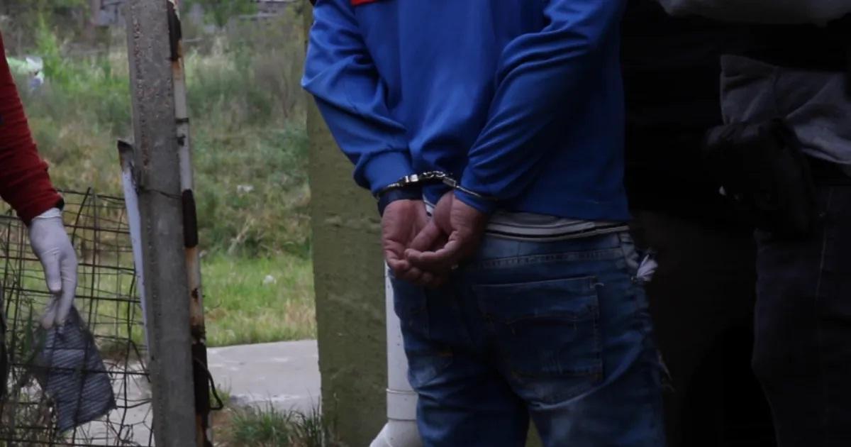 Amenazoacute de muerte a sus familiares y atacoacute a pedradas a efectivos policiales